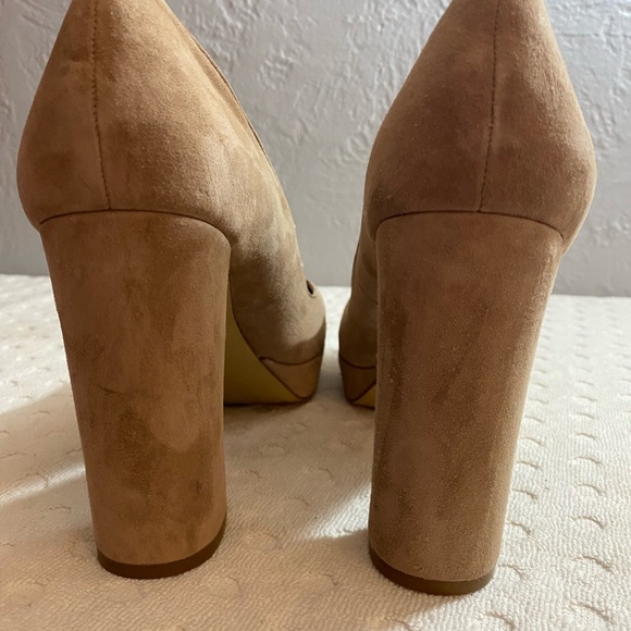 NWOT BCBG Generation Suede Pump - Picture 13 of 16